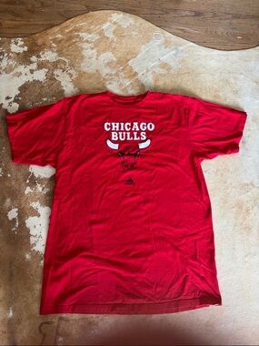 adidas Chicago Bulls Red Graphic Short Sleeve Tee size M